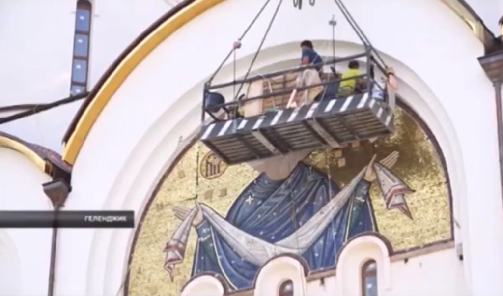 Украшение фасада храма Андрея Первозванного мозаикой  в Геленджике